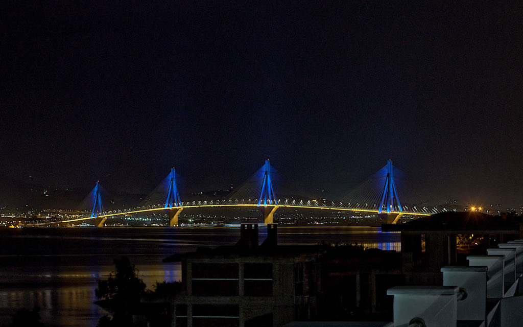 Epipleon Luxury Suites - Νυχτερινή άποψη της Γέφυρας Ρίου Αντιρρίου.